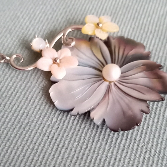 PEACOCK MOTHER OF PEARL FLORAL PENDANT - Picture 2 of 7